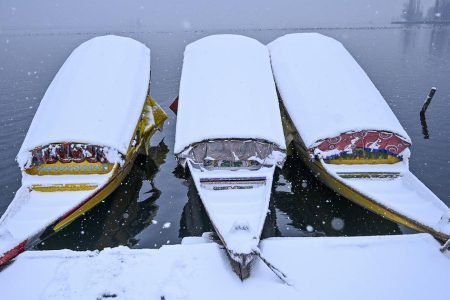 Snow in Kashmir : A Winter Wonderland Awaits