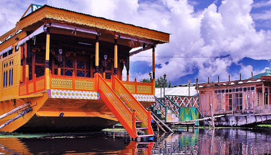 Book Houseboat in Srinagar: Float Through a Dreamy Waterway Retreat