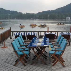 Restaurants-Near-Dal-Lake-Srinagar_charzan_holidays