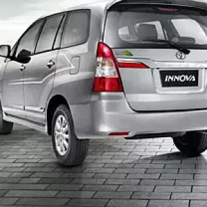 Toyota-Innova_cab_kashmir_charzan_holidays