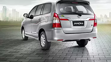 Toyota-Innova_cab_kashmir_charzan_holidays