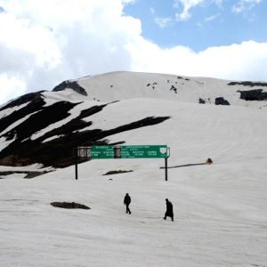 anantnag-tourists-enjoy-themselves-at-sinthan-top_charzan_holidays