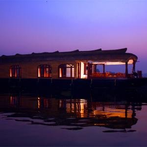 night-stay-houseboat