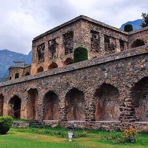 pari-mahal-head_charzan_holidays