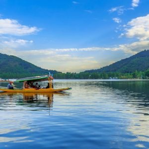 shikara-ride-in-kashmir_charzan_holidays