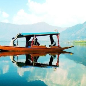 shikara-ride-in-kashmir_srinagar_charzan_holidays