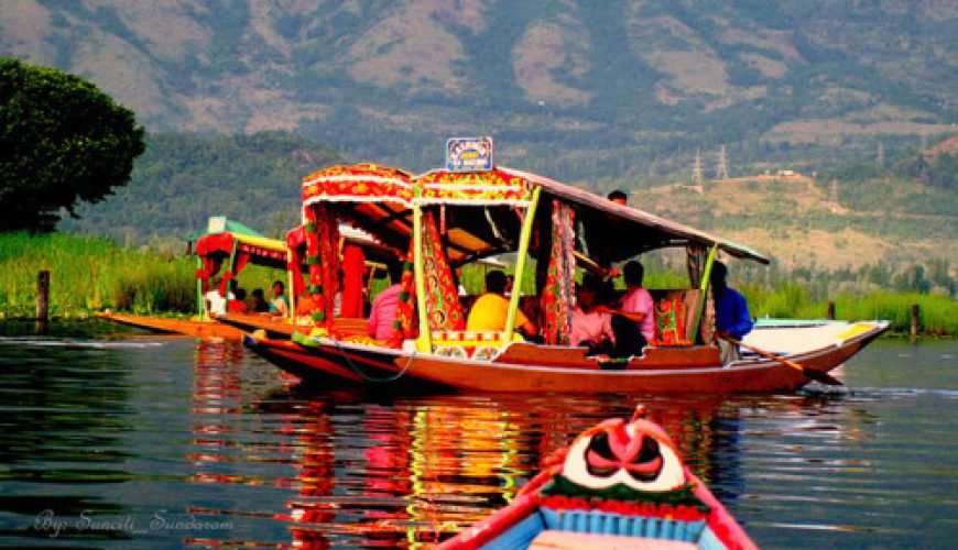 Shikara Booking in Dal Lake, Kashmir