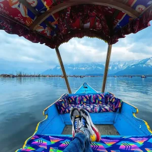 shikara_ride_dal_lake_srinagar_kashmir_india_charzan_holidays