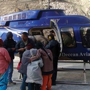 tourists-boarding-helicopter-for-amarnath-yatra_charzan_holidays