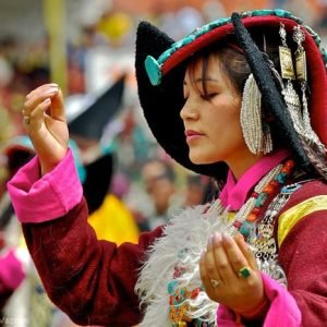 women-performing-ladakhi-dance-sindhu-darshan-festival_charzan_holidays