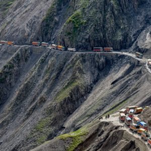 zojila-pass-ladakh_charzan_holidays