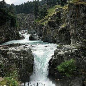 aharbal-waterfall_charzan_holidays