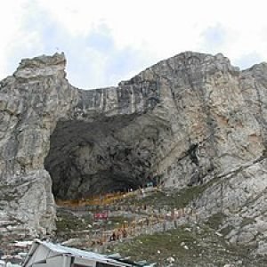 amarnath_cave_shrine_charzan_holidays