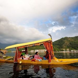 Best time for a shikara ride in Kashmir charzan holidays 1