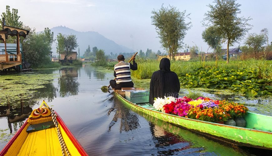 Best time for a shikara ride in Kashmir charzan holidays